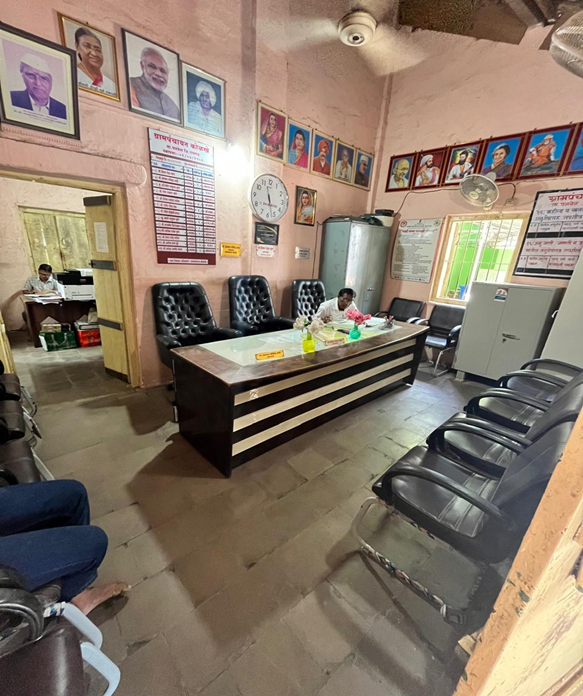 ग्रामपंचायत ठिकाणी मिटिंग हॉल